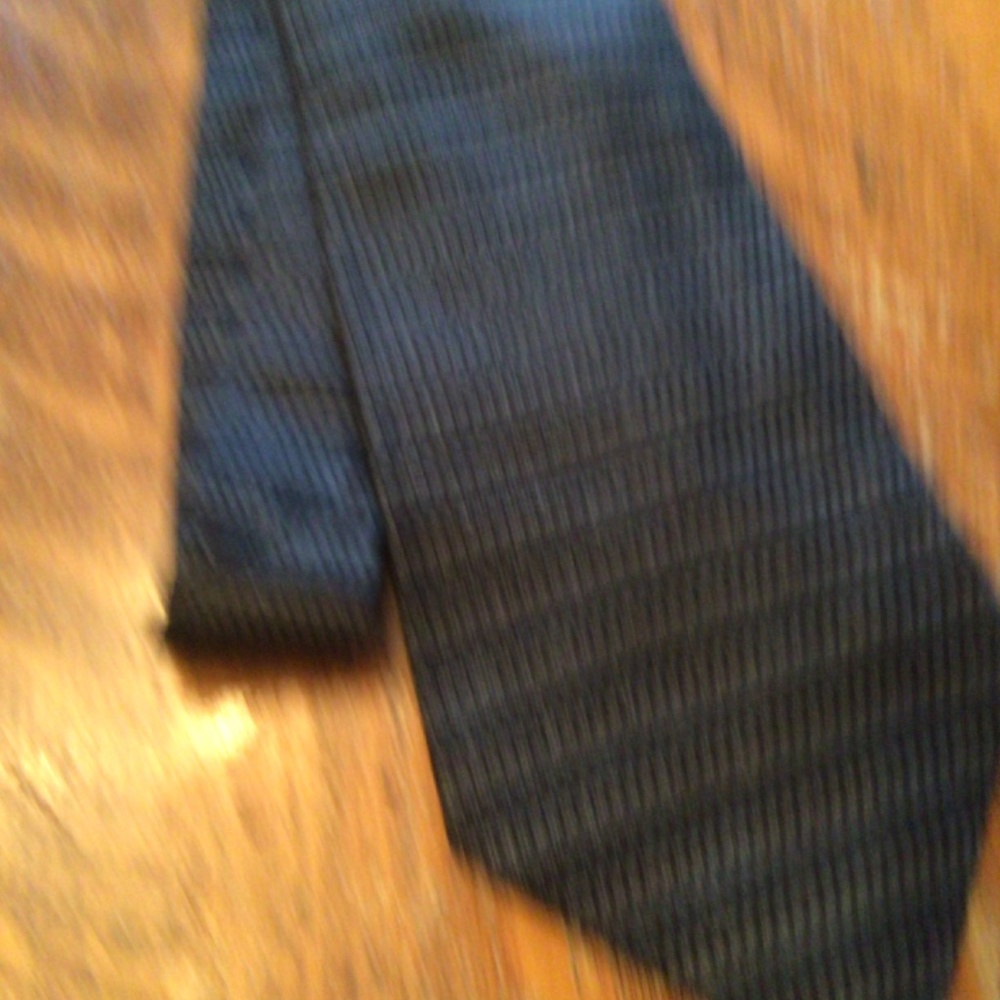 Mens DKNY NWOT Charcoal leaf print 100% silk necktie - Picture 2 of 6
